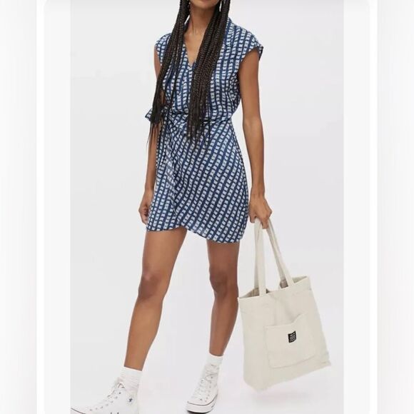 NEW Urban Outfitters Blue Butterfly
Short Sleeve Mini Wrap Dress Size
S - Picture 1 of 10